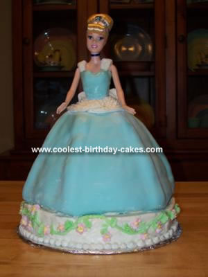 I made this Cinderella birthday cake for my 4 year old niece.