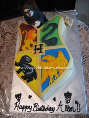 Harry Potter Birthday Cake on Coolest Hogwarts Crest Cake 2 21339867 Jpg