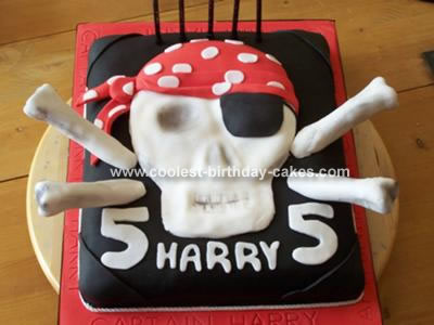 I got the idea for this Skull and Cross Bone Pirate cake when browsing