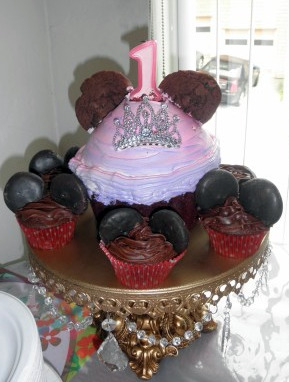 Minnie Mouse Birthday Cakes on Giant Cupcake Princess Minnie Mouse   Regular Minnie Mouse Cupcakes