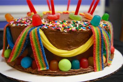 Easy Birthday Cakes on Homemade Easy To Make Rainbow Candy Birthday Cake And Cupcakes