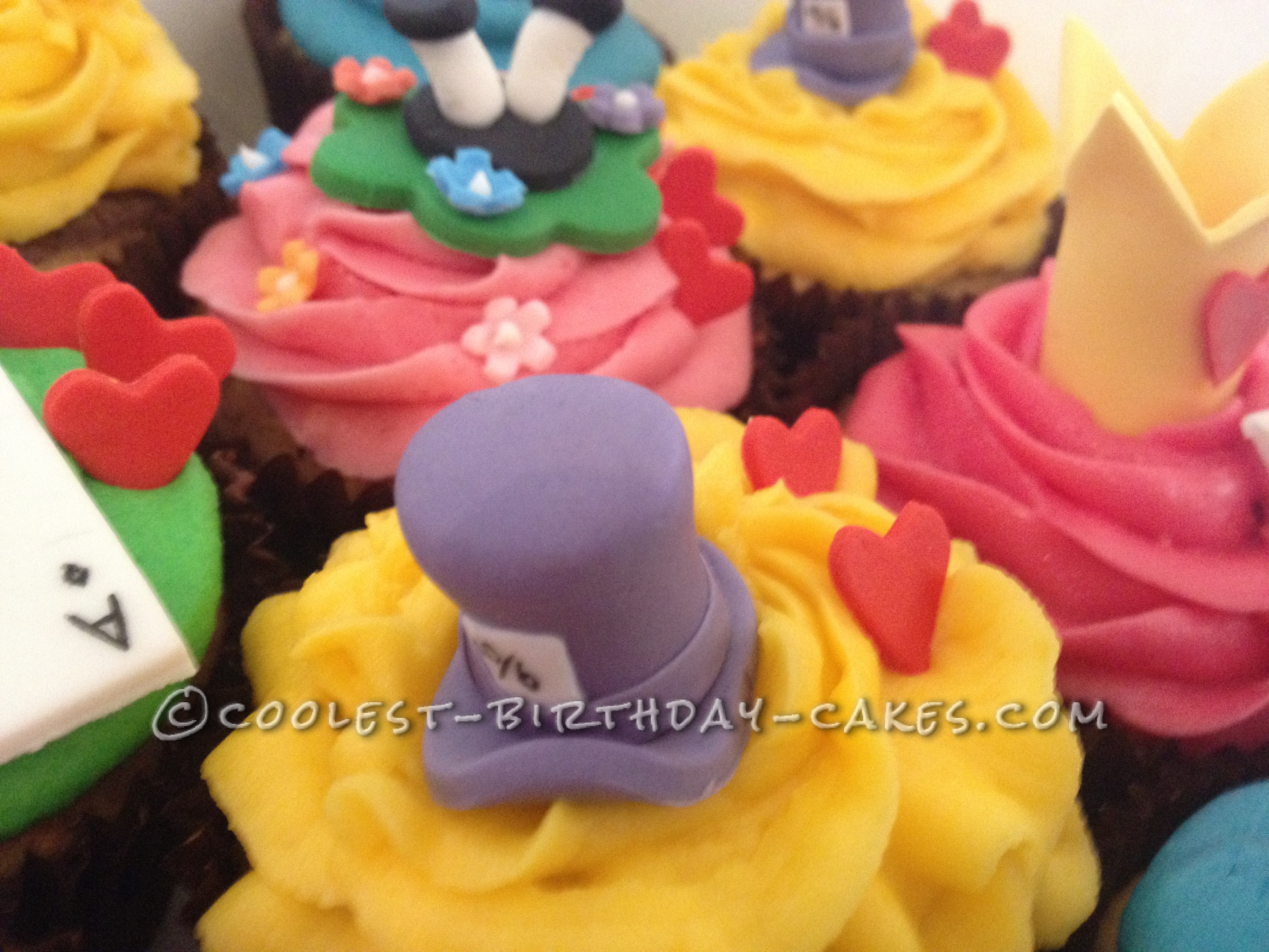 Coolest Alice in Wonderland Cupcakes