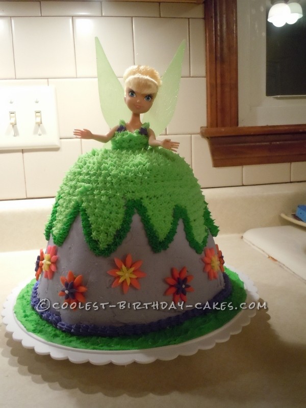 I had to resize this so the photo looks a little squished but this is the finished cake.