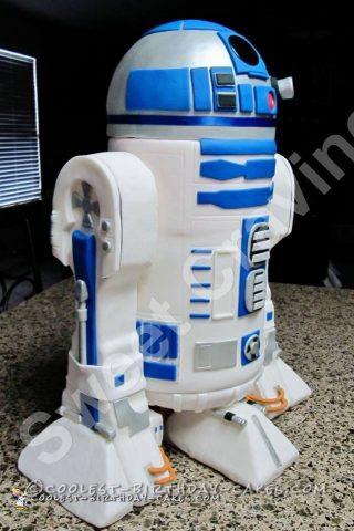 Awesome R2D2 Star Wars Cake