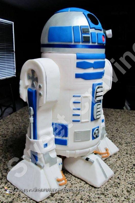 Awesome R2D2 Star Wars Cake