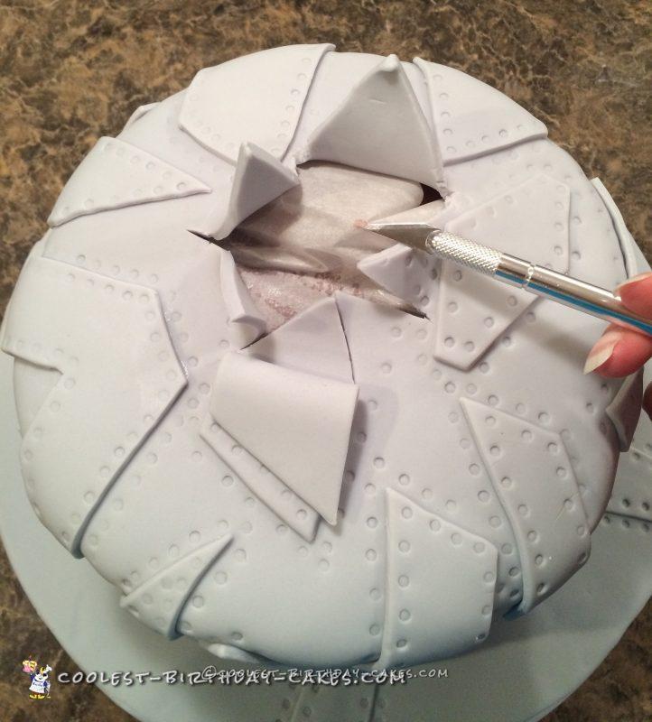 Pull out the parchment paper after making incisions in the fondant