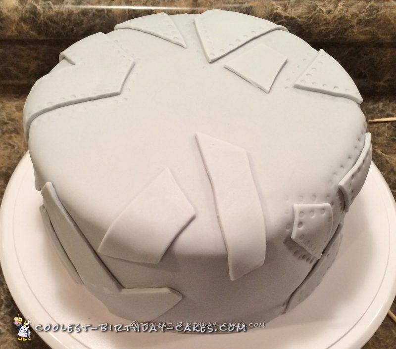 Add pieces of grey fondant and make rivet marks