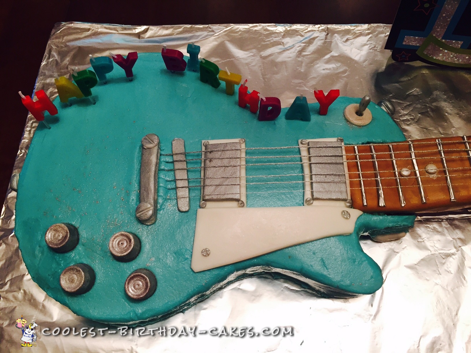 Guitar-shaped birthday cake - Make: