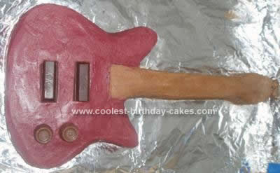 coolest-bass-guitar-cake-180-21381389.jpg