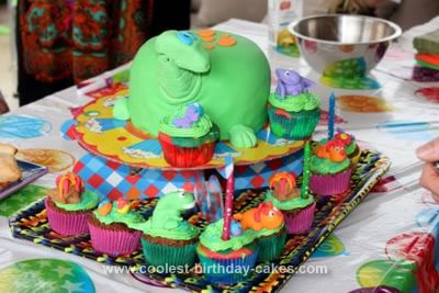 coolest-dinosaur-cake-and-cupcakes-132-21632369.jpg