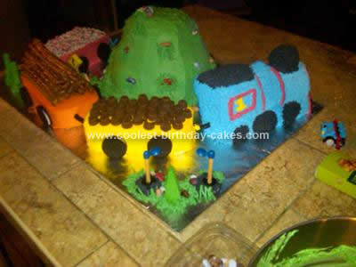 coolest-thomas-the-train-cake-196-21613064.jpg