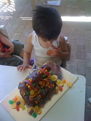 homemade-3year-olds-pirate-treasure-chest-birthday-cake-21679811.jpg
