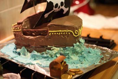 homemade-pirate-ship-cake-21591158.jpg