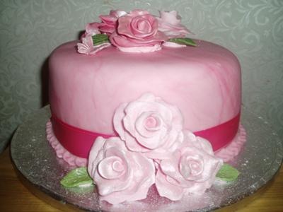 homemade-romantic-cake-21381726.jpg