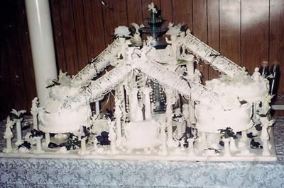 homemade-wedding-cake-for-a-princess-21472198.jpg